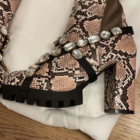 WILD DIVA SNAKESKIN MOTIF BOOTS.  NEW - Picture 6 of 9
